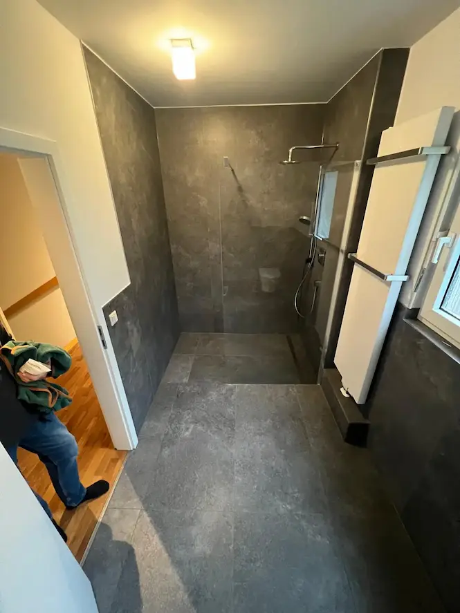 Moderner Duschbereich mit Regendusche Projekt in Mannheim