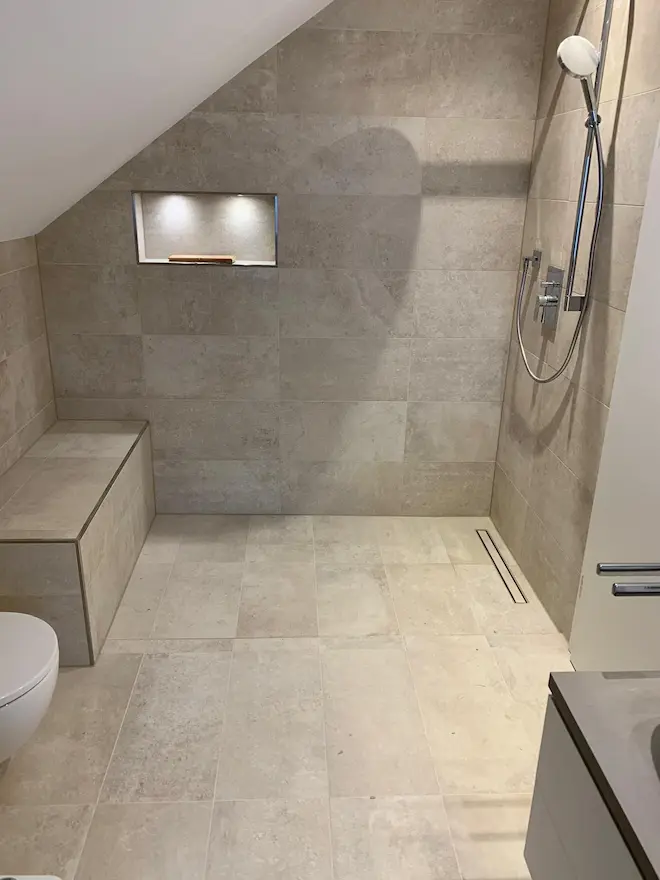 Badezimmer fliesen lassen in Mannheim – großformatige Wandfliesen