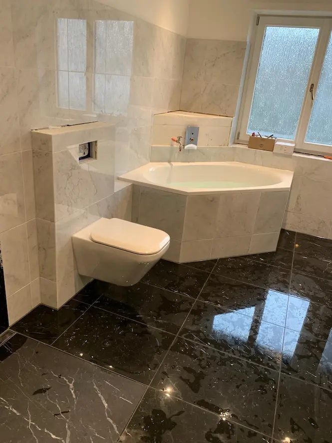 Eckwanne mit schönen Glanzfliesen