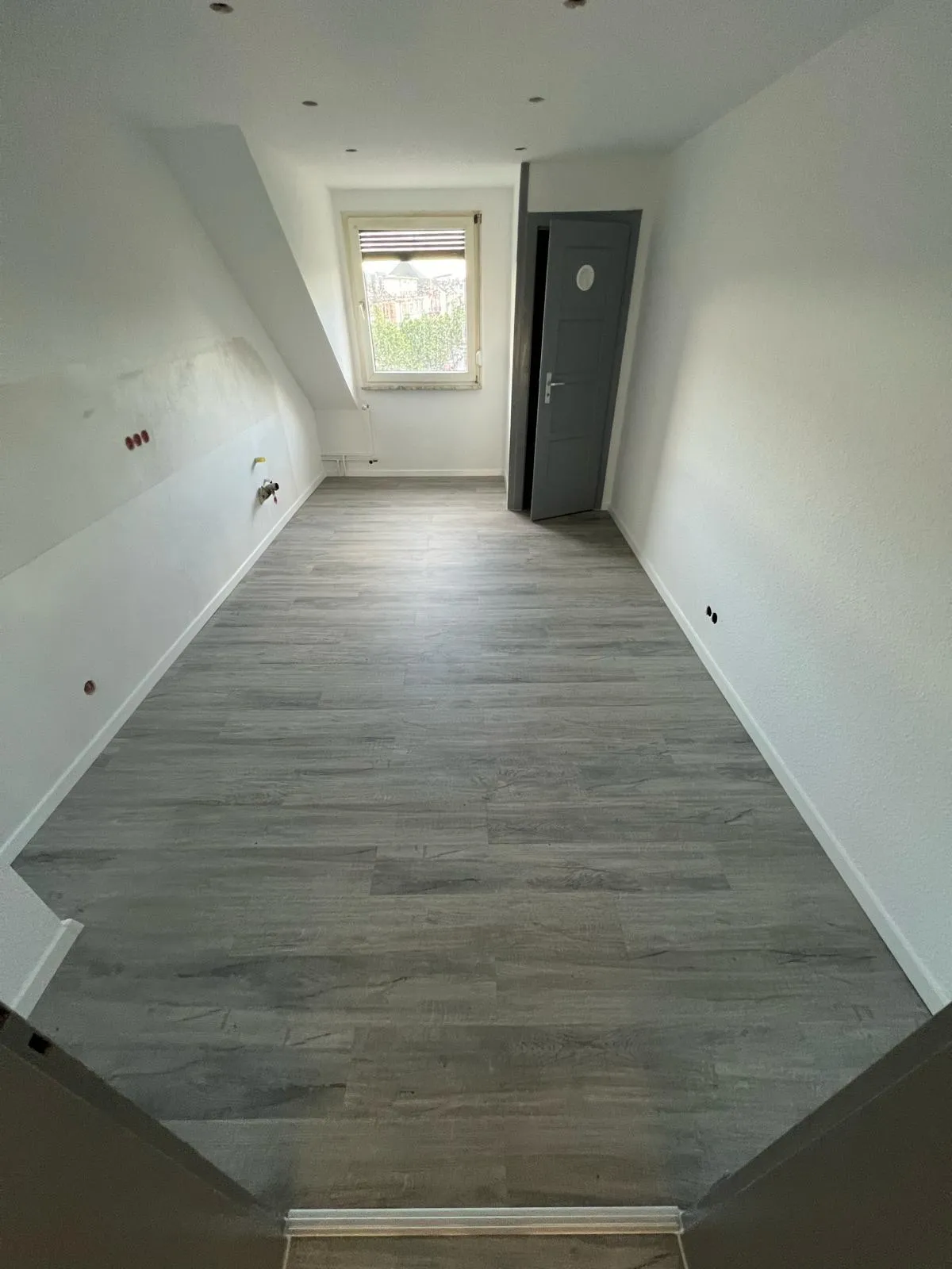 Moderner Wandanstrich und Vinylboden